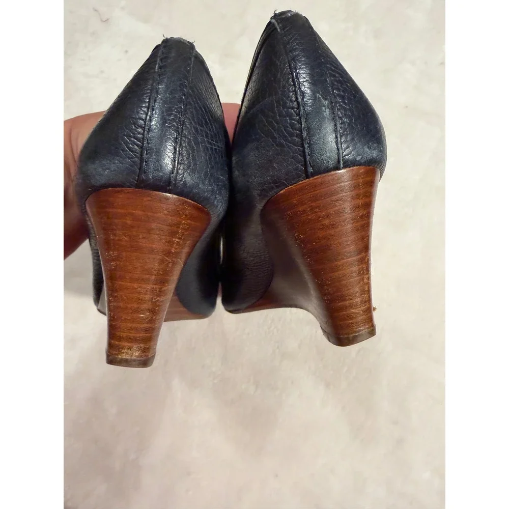 Tory Burch Sally Navy Blue Pebbled Leather Peep Toe Wedge Pumps Gold Logo 8.5M